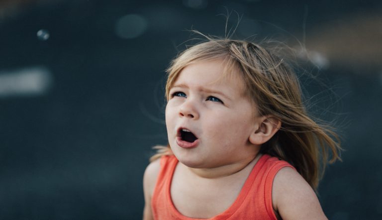 Meisje met gedragsproblemen, die agressief schreeuwt