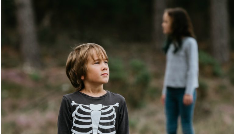 boswandeling jaloezie / kinderen in het bos