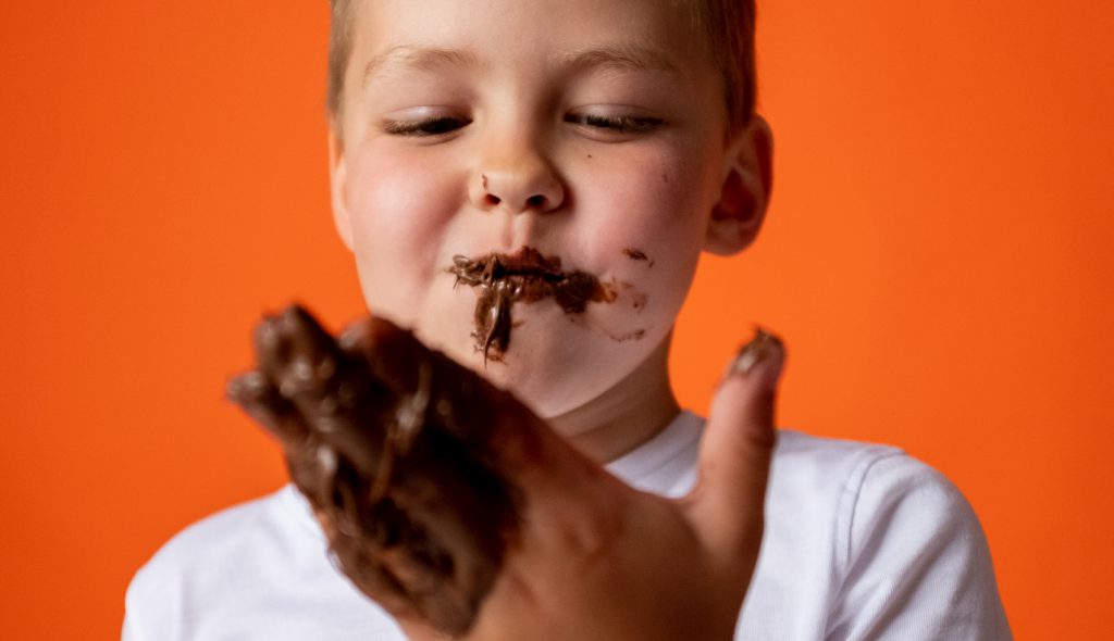 overgewicht / kind eet chocopasta