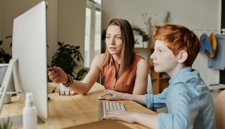 motivatie kids / vrouw studeert met zoon