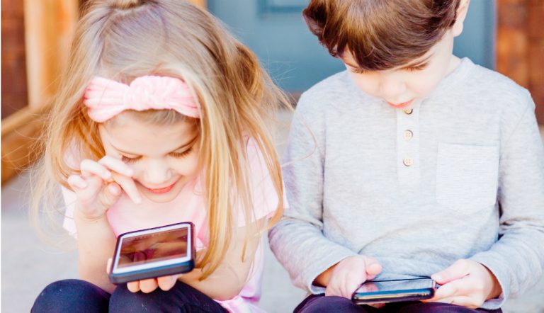 mobiele telefoon / kinderen spelen op mobiele telefoon