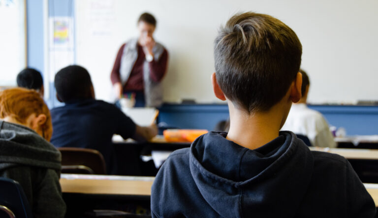 buitenschoolse activiteiten / jongen in de schoolbanken