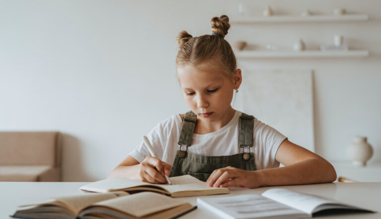 praten over slechte cijfers / meisje maakt huiswerk