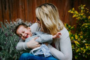 ouder en kind spelen foute zinnen die ouders zeggen