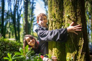 Hoe reageer je op klimaatstress bij je kind?Moeder en dochter in de tuin