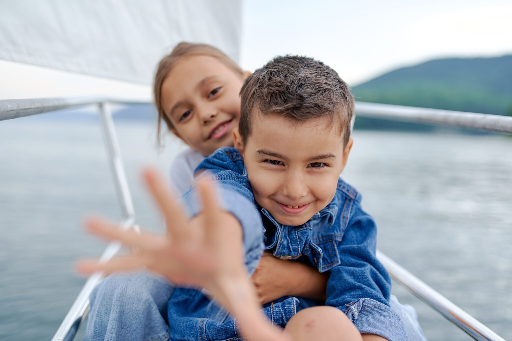 Gelukkige kinderen krijgen. Jongetje en meisje op boot