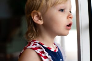 meisje heeft straf gekregen en staat in time-out hoek te wachten